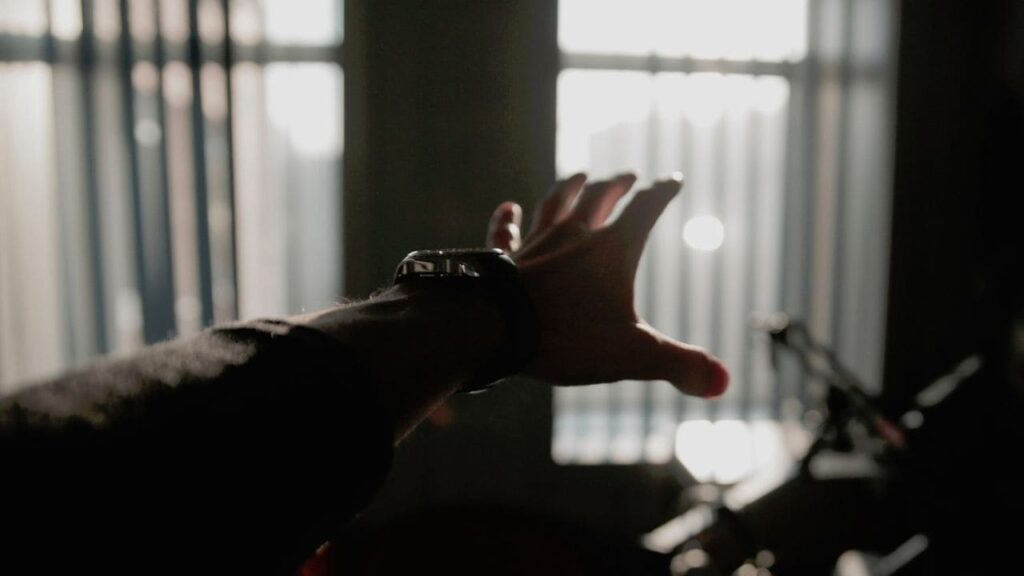 掴むことができないものに手を伸ばす