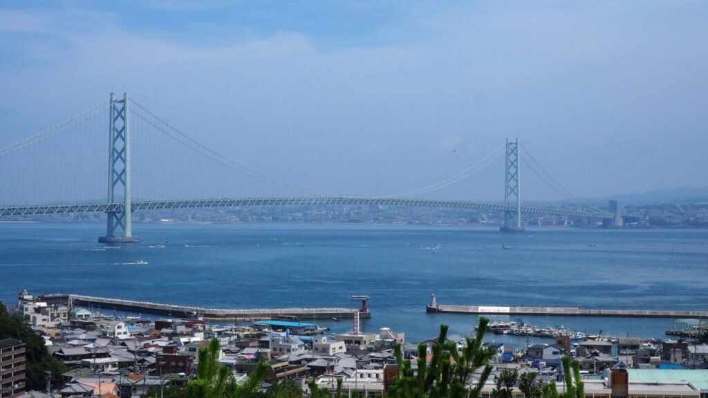 海と橋を見つめて考える景色