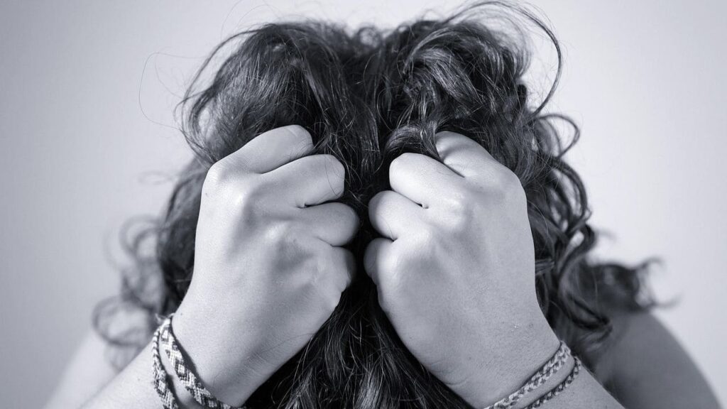 悩んで頭を抱える人