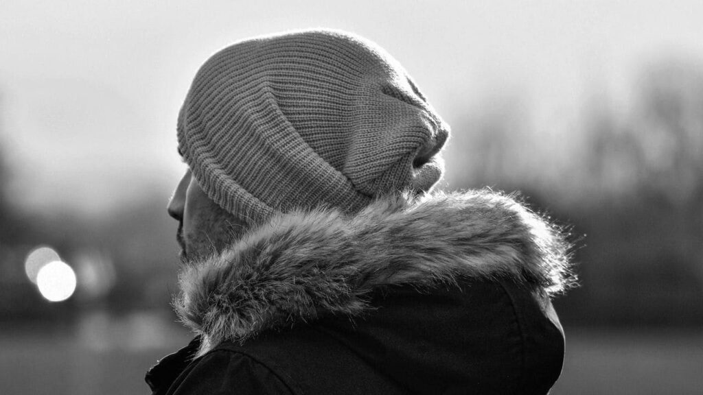 外で悩んでいる人