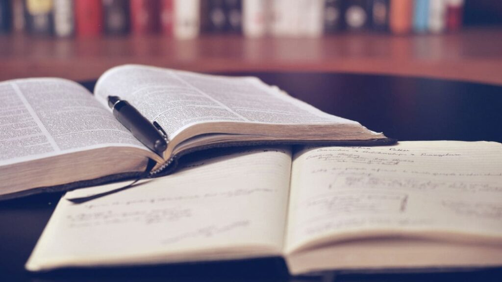 本を読んで勉強しているノート