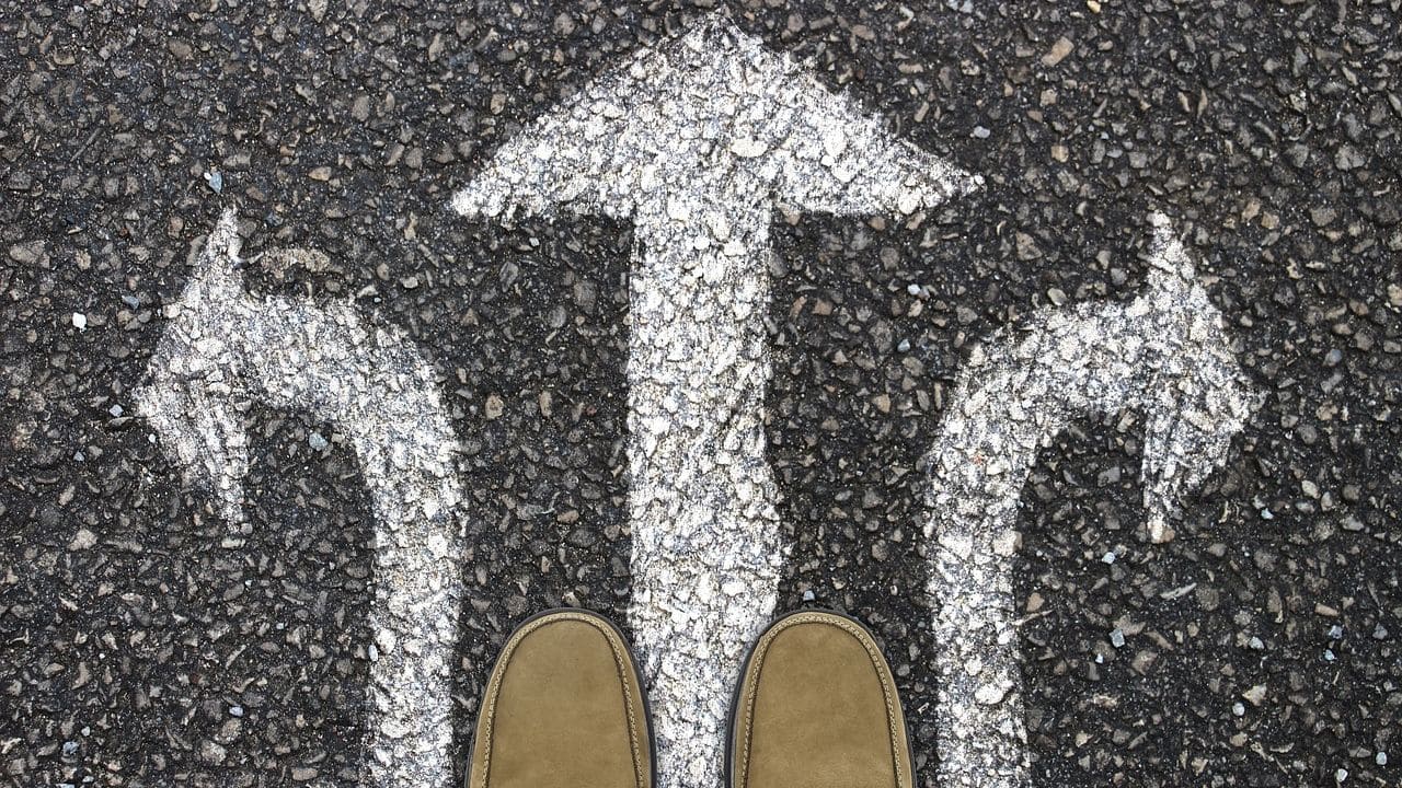 複数の選択肢を前にする人